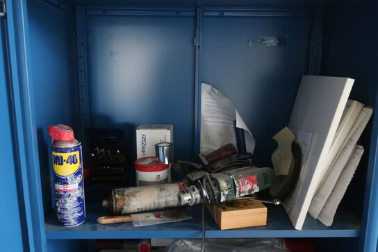 Stålskab med div. Håndværktøj, varelager m.m.