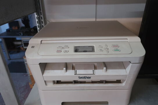 Reol med labelprinter ZEBRA GK 420d, computer HP, printer BROTHER m.m.