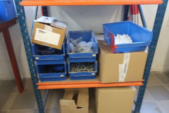 Reol med div. Bolte m.m.