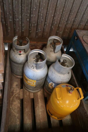 Palle med 5 stk. gasflasker