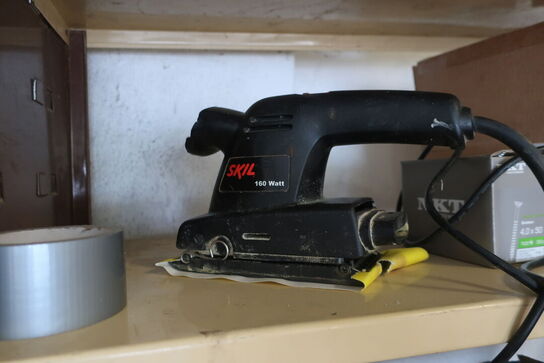 Reol med div. Skruer, pudsemaskine SKILL m.m.