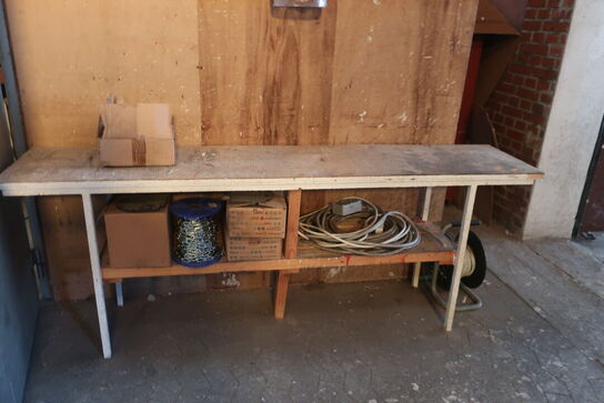 Arbejdsbord med indhold