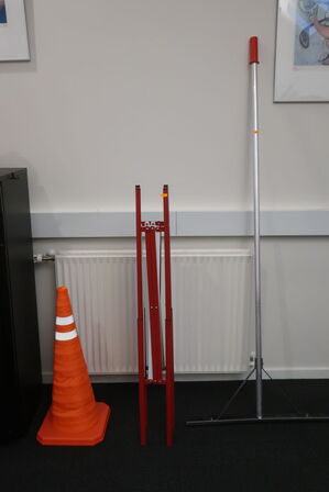 Afspærringstolpe, hegn m.m.