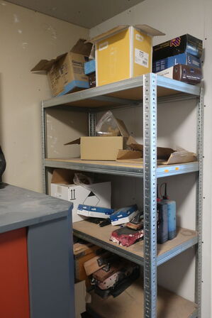 Reol med div. Værktøj, engangshandsker m.m.