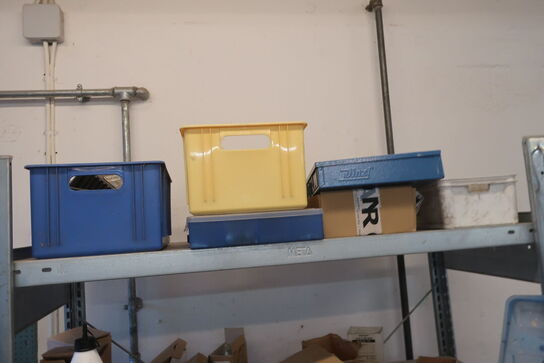 Reol med div. Skruer m.m.