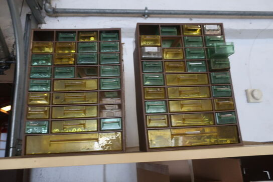 Reol med div. Skruer, pudsemaskine SKILL m.m.