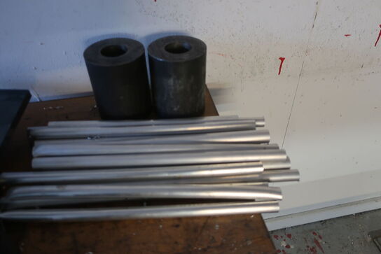 Arbejdsbord med div. Værktøj (bore- og fræsemaskine medfølger ikke)