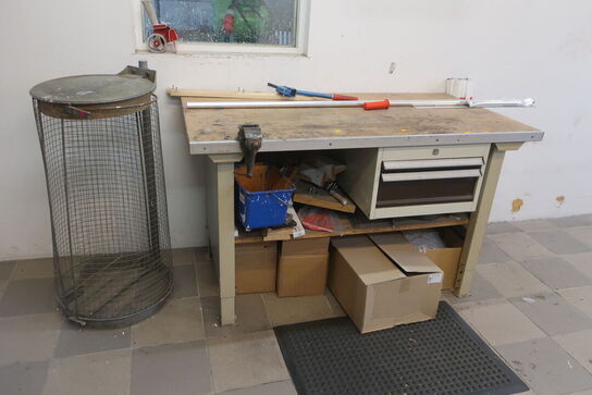 Arbejdsbord med skruestik samt div. Værktøj