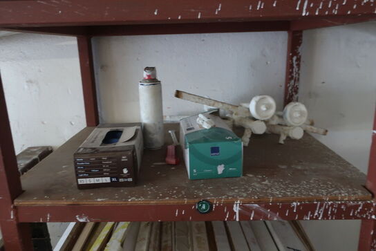 Reol, skraldespandstativ, div. Bukke, varelager m.m.