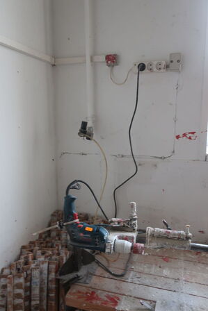 Arbejdsbord med div. Værktøj m.m.