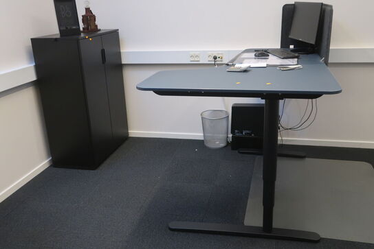 El. hæve/sænke skrivebord, computerskærm SAMSUNG, computer LENOVO samt skab