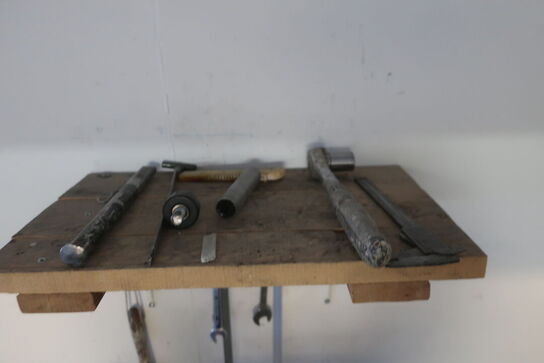 Arbejdsbord med div. Værktøj (bore- og fræsemaskine medfølger ikke)