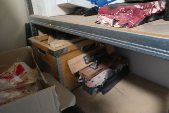 Reol med div. Værktøj, engangshandsker m.m.