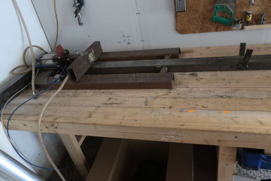 Arbejdsbord med indhold, div. Værktøj m.m.