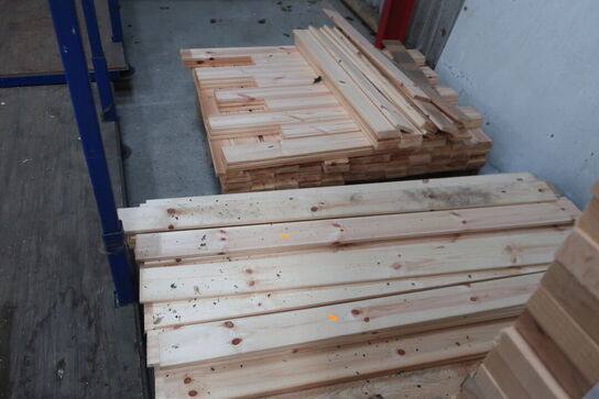 2 stk. paller med div. Træ