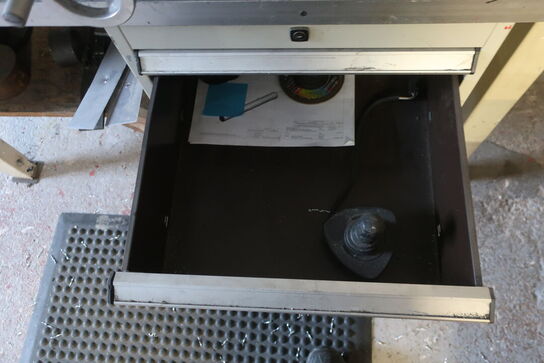 Arbejdsbord med div. Værktøj (bore- og fræsemaskine medfølger ikke)