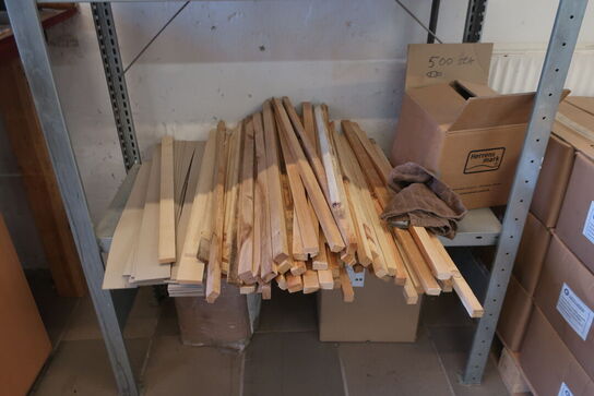 Reol med div. Skruer m.m.