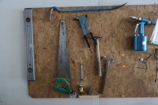 Arbejdsbord med indhold, div. Værktøj m.m.