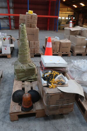 Palle med afspærringskegler m.m.