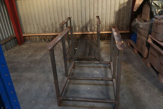 2 stk. pallestativer med indhold