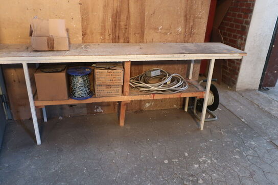 Arbejdsbord med indhold