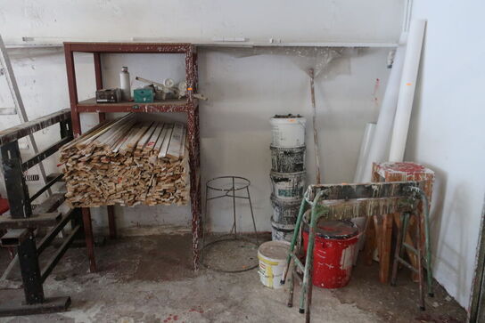 Reol, skraldespandstativ, div. Bukke, varelager m.m.