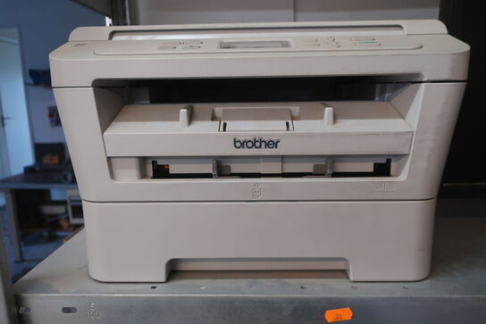 Reol med labelprinter ZEBRA GK 420d, computer HP, printer BROTHER m.m.