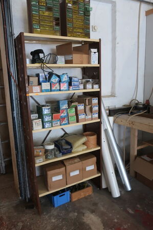 Reol med div. Skruer, pudsemaskine SKILL m.m.