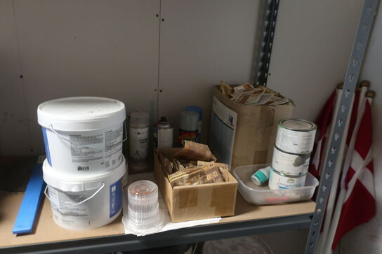 Reol med div. Maling BECKERS m.m.