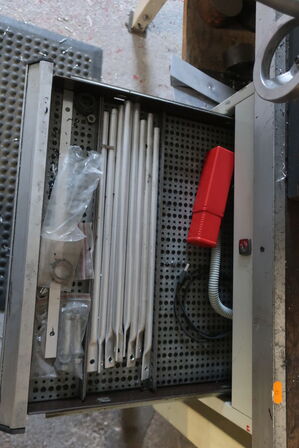 Arbejdsbord med div. Værktøj (bore- og fræsemaskine medfølger ikke)