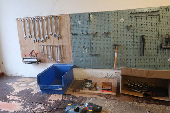 Arbejdsbord med værktøjstavle, div. Værktøj samt akku håndværktøj METABO