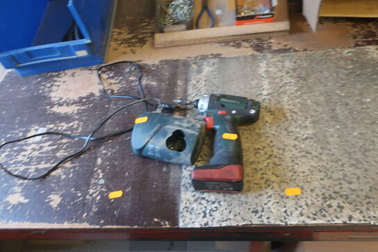 Arbejdsbord med værktøjstavle, div. Værktøj samt akku håndværktøj METABO