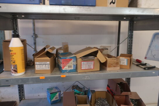 Reol med div. Skruer m.m.