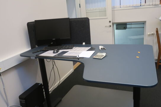 El. hæve/sænke skrivebord, computerskærm SAMSUNG, computer LENOVO samt skab
