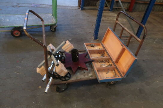 Opbevaringsvogn med indhold