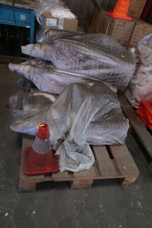 Palle med afspærringskegler