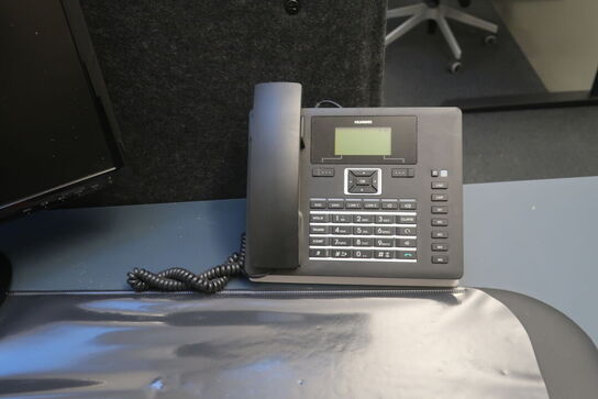 El. hæve/sænke skrivebord, computerskærm SAMSUNG samt skab