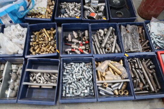 Div. Plastikkasser med varelager og reservedele