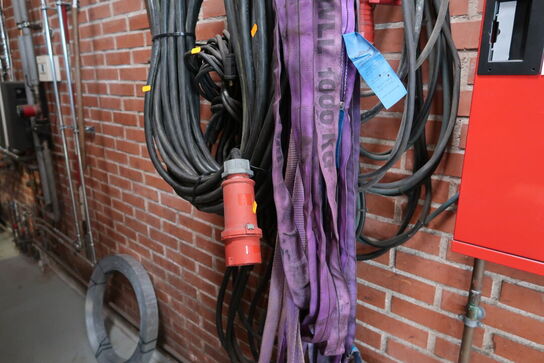 Div. Forlængerledninger samt løftestroppe og haveredskaber