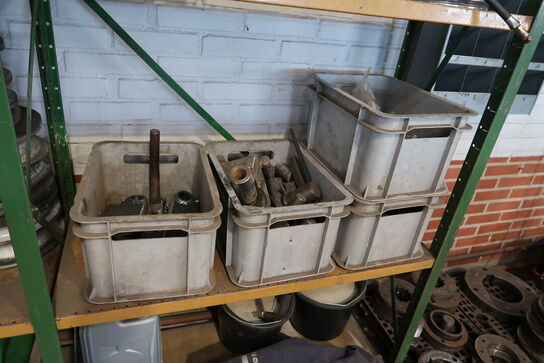 2 fag lagerreoler med div. Værktøj