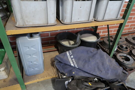 2 fag lagerreoler med div. Værktøj