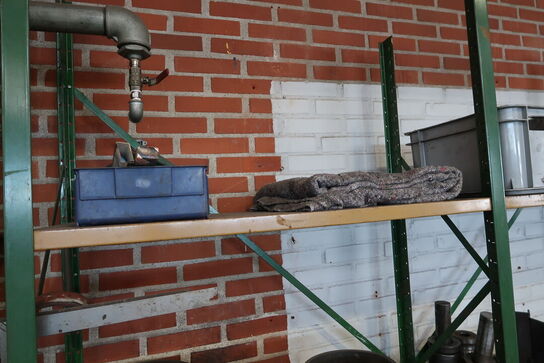 2 fag lagerreoler med div. Værktøj