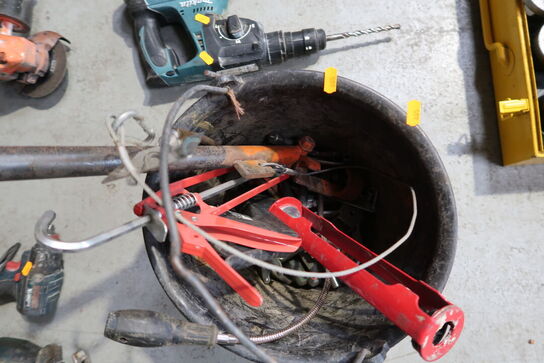 Spand med div. værktøj