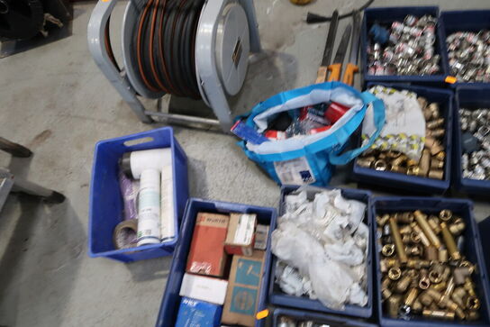 Div. Plastikkasser med varelager og reservedele