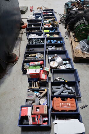 Div. Plastikkasser med varelager og reservedele