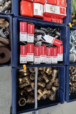 Div. Plastikkasser med varelager og reservedele