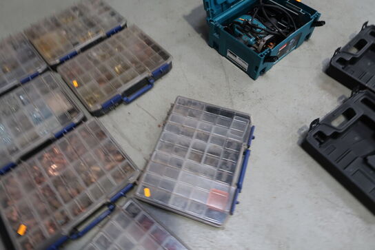 11 stk. sortimentskasser med indhold