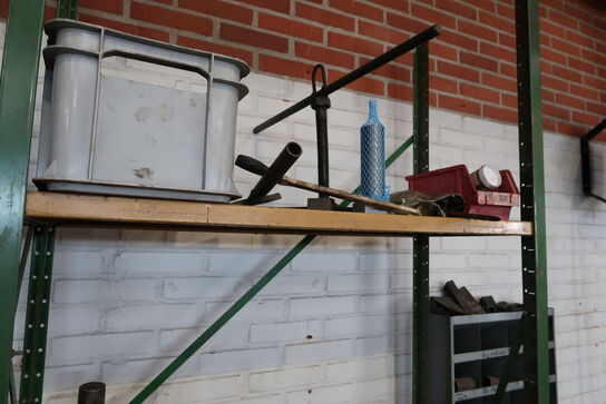 2 fag lagerreoler med div. Værktøj