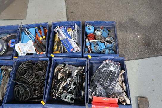 Div. Plastikkasser med værktøj