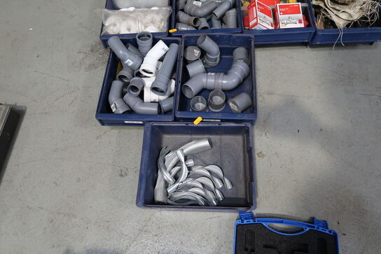 Div. Plastikkasser med varelager og reservedele